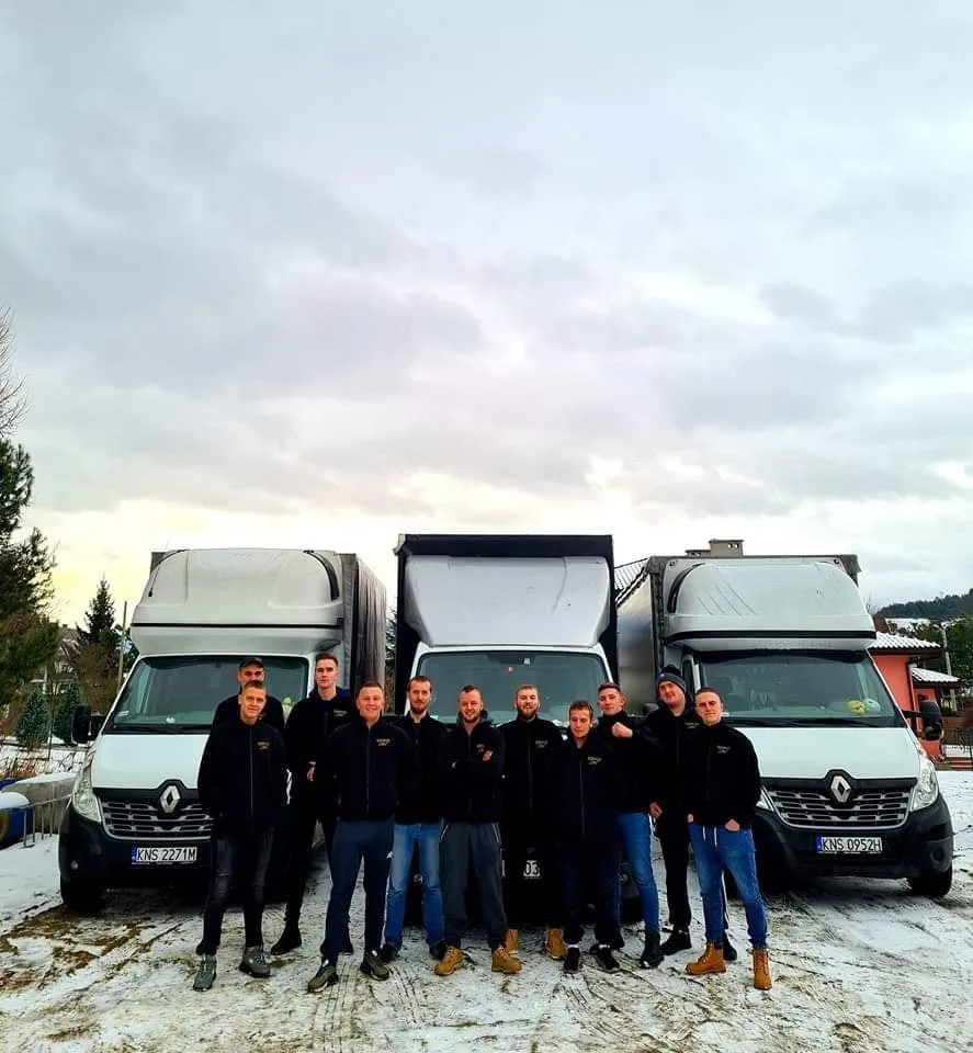 Lokalna ekipa COPKA Transport przed firmowymi samochodami do przeprowadzek